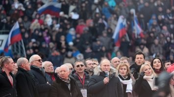 Коронавирус - продукт кремля, он не опасен учасникам массовых гуляний в поддержку власти. Владимир Владимирович не мог не поделиться рецептом с дружественной державой.