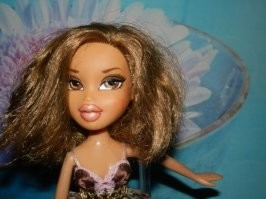 У меня теория, что эту моду насадили *лядские куклы "Bratz", что были популярны во всём мире в нулевых годах. Неокрепшие умы девочек были поражены этим губошлёпием, и результат теперь на лице.