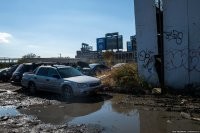 Нью Йорк тоже после бомбежки! Но это не то, это другое))). 


В любом городе мира  есть красивый центр и жопные боковые улицы.