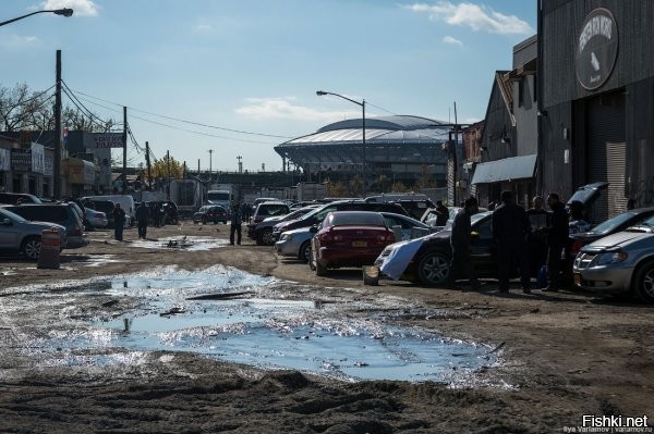 Нью Йорк тоже после бомбежки! Но это не то, это другое))). 


В любом городе мира  есть красивый центр и жопные боковые улицы.