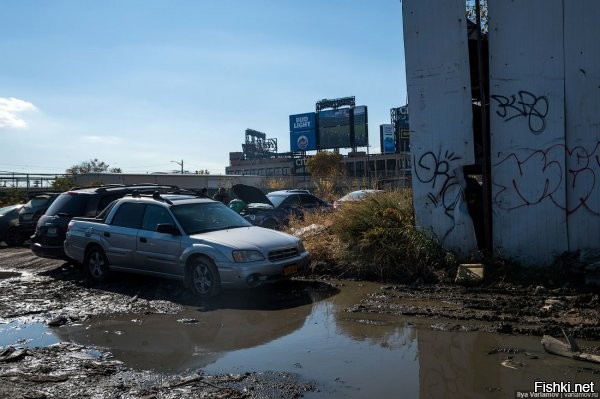 Нью Йорк тоже после бомбежки! Но это не то, это другое))). 


В любом городе мира  есть красивый центр и жопные боковые улицы.
