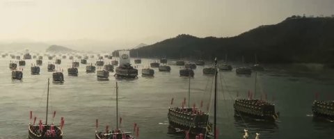 ПРо этого Великого адмирала можно написать множество  постов..  Описанный тут бой был одним из первых когда флот Кореи был в полной силе.  первый год войны.

Советую посмотреть фильм Адмирал или Битва за Мён Рян (когда как обзывают)..  Длинный но смотрится на одном дыхании. Снят просто супер, минимум болтовни и 80% экранного времени (из 2 часов) сражение.

Вот это была эпичный махач, а не почти равными силами
Битва при Мёнрян в 1957 году стала венцом искусства Ли Сунсина, баталией, которой мог бы позавидовать любой флотоводец. Только тот, кто вселял в воинов безграничную веру в свой талант, мог провернуть такое. Из-за бездарного адмирала Вон Гюна корейский флот незадолго до этого пережил катастрофу. Погиб и сам Вон Гюн   тогда Ли Сунсина и выпустили из тюрьмы, чтобы исправить положение. В строю оставалось всего 13 корейских кораблей.

В проливе Мёнрян близ о-ва Чондо на юго-западе Кореи Ли Сунсин дал решающее сражение японскому флоту из 120 130 военных и множества (до 200) транспортных кораблей с пополнениями для сухопутной армии вторжения. Трудно представить, каково было корейским морякам при виде в десять раз более многочисленного флота. И как велико было всеобщее удивление, когда 26 октября 1597 года корейцы потопили 30 японских военных кораблей (еще 30 японских судов потерпели крушение)! Ли Сунсин не потерял ни одного судна, лишь нескольких матросов. 

Ли Сунсин погиб за неделю до того дня, когда последний самурай покинул его страну. Корейцы преследовали отступающие японские суда. 16 декабря в проливе Норян корейско-китайский флот уничтожил 200 японских кораблей. В бою Ли Сунсин получил смертельную рану аркебузной пулей, но перед смертью велел до конца сражения скрывать это, чтобы не расстроить боевой дух моряков. 

 В общем детей им пугали в Японии довольно долго. Человек реально спас Корею как страну.