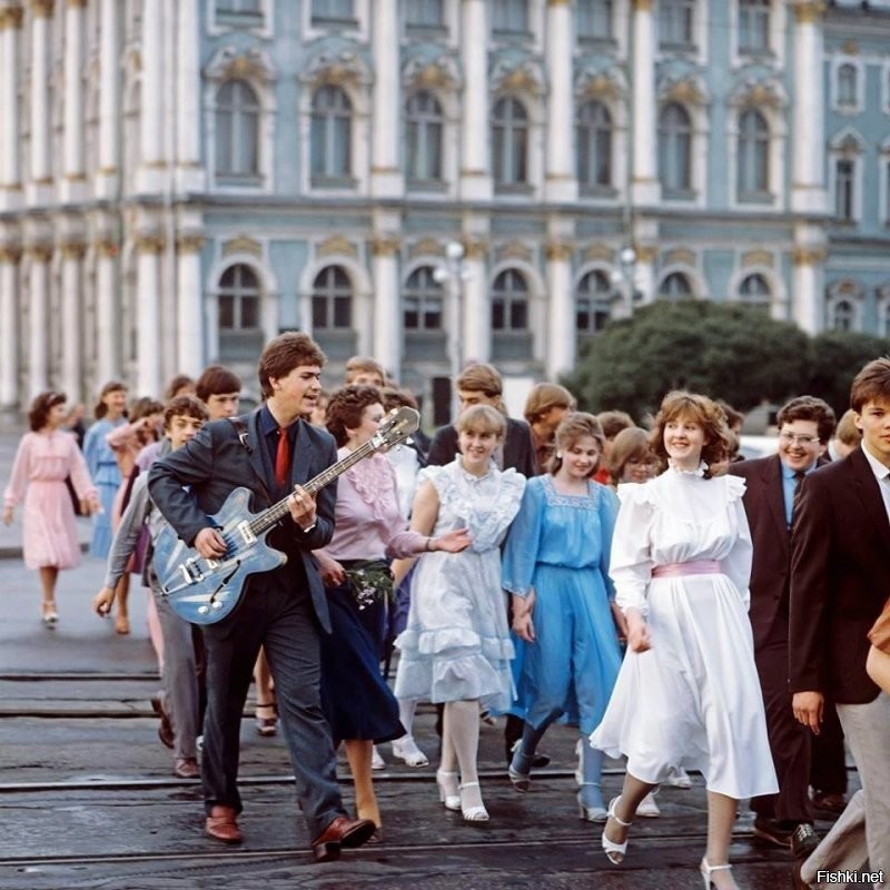 Выпускники у Эрмитажа, 1984 год. Фотограф Совко Дрочидзе.