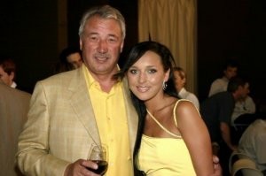 Татары - это тюркский народ, религия - ислам, национальная кухня основана на степных традициях: мясные блюда, в т.ч. из конины