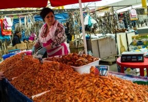 - Сёма, а как же лобстеры?
- Ешьте кефаль, Роза Марковна, и кильку.
 Лобстер какой-то мелкий ныне на Привозе.
 А интересно, одесские евреи соблюдают кошерность блюд?