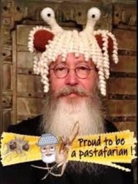 На Пасху, в воскресенье   2 мая, заканчивается Великий пост, соответственно, снимаются строгие ограничения на употребление продуктов животного происхождения. Поэтому разрешается есть мясо, приготовленное любым способом,   значит, жарить и есть шашлыки на Пасху можно!

А вот согласно Пастафарианской религии, 2 мая - это день Великого Святого Макаронного Монстра. Шашлык можно жарить и есть, но при условии, что гарниром будут макароны с пикантным соусом. Согласно макаронным священникам, перед тем как откушать яство, нужно произнести молитву Монстру и поблагодарить его за макароны наши насущные.