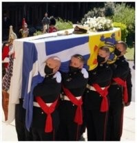 Синее полотнище, большой белый крест на нем - это старых греческий флаг.