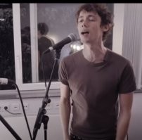 1:40 Если бы я не видел, кто поёт, то сказал бы, что это голос негра лет примерно за сорок.