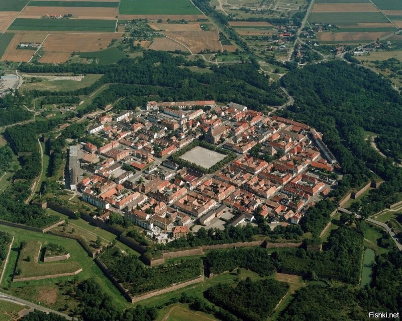 Город крепость Неф Бризак
Цитирую
Нёф-Бризах (фр. Neuf-Brisach) город в Эльзасе (Франция), строительство которого началось в 1698 году в результате Рисвикского договора, обязавшего Людовика XIV уступить город Бризах, который сейчас называетсяБрайзах-на-Рейне (Германия).