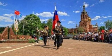 У нас очень красивый город, приезжайте. Вот что на том берегу. Площадь Победы.