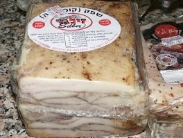 Все знают (или думают что знают, что евреи не едят свинину. Вы не поверите, но едят. И едят так, что аж уши у некоторых заворачиваются. 

В подмандатной Палестине, где местное население издавна неодобрительно смотрело на разведение свиней, лишь несколько киббуцев создали свиноводческие фермы, как процветающий поныне киббуц Мизра.

В Советской России, особенно в Крыму, свиноводство стало одним из главных хозяйственных промыслов еврейских поселений, причем не только коммунистических. Сионисты-халуцим тоже активно разводили там свиней. В Крыму действовало несколько сионистских сельскохозяйственных ферм, готовивших молодежь к алие в Палестину. Свиноводство было главным промыслом в крупнейшей сионистской ферме, носившей имя Тель-Хай в честь Иосифа Трумпельдора, командира еврейской самообороны ХеХалуц, трагически погибшего в одноименном поселении в Галилее.

В 1930 году еврейские коллективные хозяйства в Крыму держали свыше 7 тысяч голов свиней. Об успехах свиноводства гордо докладывали в 1938 году еврейские колхозы украины. 

Кто-то из "расово неполноценных" гоимов здесь может заподозрить что-то неладное и задаться вопросом: так это же были неправильные, советские иудеи? На что я всем глупым сомневающимся гоимам могу ответить - читайте внимательно источник! Где чёрным по белому написано: в научном мире произошла сенсация - в супермаркетах Израиля появилась в продаже кошерная свинина! Это "божественное" чудо Яхве было явлено жидам иудеям 10-го мая 2003 года. Вы не верите своим глазам или вам (как протоукрам) надо попробовать? Извините, могу только в картинках.