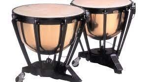 Литавры на фото снизу, а у мужика "тарелки".