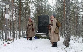 Ну русско-финская война сама по себе была довольно кровавой. По официальной статистике советских войск тогда полегло в 10 раз больше чем финнов. Хоть и финны были тогда на стороне Оси, они по сей день крайне уважительно относятся к памятникам и монументам советскому солдату.

Мемориал «Ко лласъярви», Суоярвский район