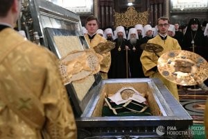 Тело в Мавзолее - это "люди с последнего ума сходят", а вот незахороненный труп патриарха Тихона в храме Христа Спасителя - это, видимо, нормально...