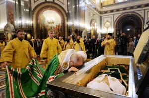 Тело в Мавзолее - это "люди с последнего ума сходят", а вот незахороненный труп патриарха Тихона в храме Христа Спасителя - это, видимо, нормально...