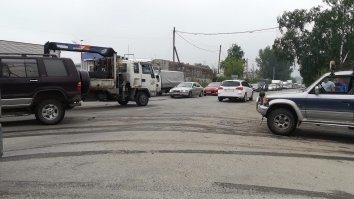 Я также попадал несколько лет назад. Два дурака тянули друг друга стальным тросом, который над асфальтом заметить нереально. Потом спросил у них: дескать, чего флажки не повесили, тряпки какие-нибудь яркие? Хоть что-то, что контрастирует с асфальтом??? Ответ был такой: по правилам, если буксировочный трос длиннее шести метров нужно вешать.
А здравый смысл, значит, идёт нахер! Вот и тут такие же идиоты тянутся.