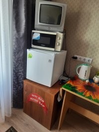 Ни хрена не удобно, на самом деле.

Запустишь микроволновку на приготовление чего-нибудь минут хотя бы на 10 -15, и телевизор стечет вниз расплавившейся пластмассой.