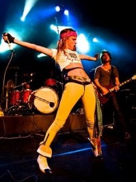 У Джульетт Льюис была рок-группа Juliette and the Licks. Неплохой альтернативный рок, у меня даже был один диск. Талантливая девочка, теперь уже тетенька...