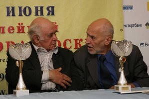 Ах, какая заставка была к передаче! Какая музыка!!! По четвергам или по пятницам выходила передача? В детстве не пропускал передачу. Жаль соведущего Дроздова Василия Пескова нет... Николая Николаевичу долгих лет!!!