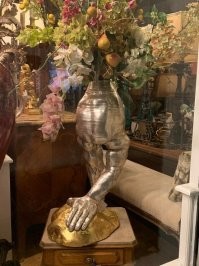 Почему непонятная вещь? Жоп@ с руками или руки из Ж.. автопортрет наверно )