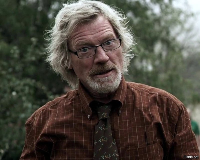 Шериф Майкл Паркс - легенда Голливуда, больше 130 работ.
Продаве Итан Хоукс - тоже больше 130 работ (легендой не является, но надежный мул киноиндустрии)
Джон Саксон - шериф ФБР. 200 работ.  Помер в прошлом году в 83 года. Помню его еще по "Выход Дракона" с Брюсом Ли, там он славно Боло Йенга пинал.
Ну и конечно Тито и Тарнтула - а давайте убьем оркестр?