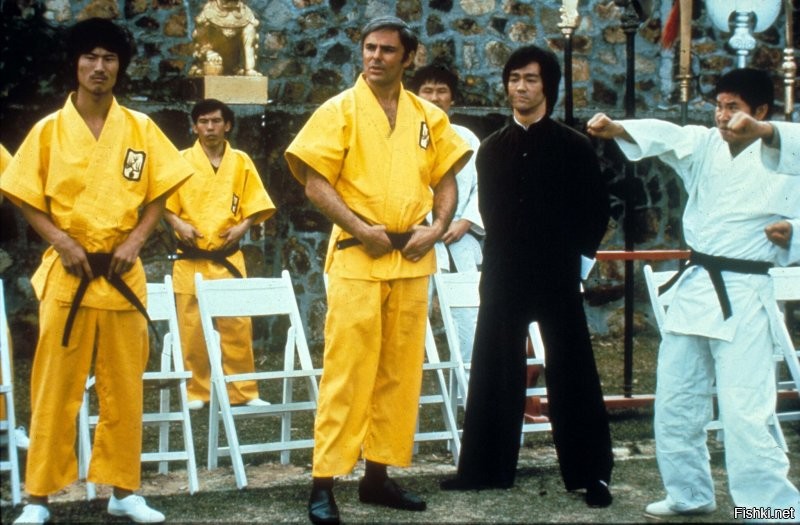 Шериф Майкл Паркс - легенда Голливуда, больше 130 работ.
Продаве Итан Хоукс - тоже больше 130 работ (легендой не является, но надежный мул киноиндустрии)
Джон Саксон - шериф ФБР. 200 работ.  Помер в прошлом году в 83 года. Помню его еще по "Выход Дракона" с Брюсом Ли, там он славно Боло Йенга пинал.
Ну и конечно Тито и Тарнтула - а давайте убьем оркестр?