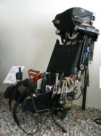 Так выглядит отечественное кресло серии К-36ДМ (МиГ-29, Су-24, Су-27, Су-30, Су-34, Су-35, Су-57, Ту-160 и т. д.)
P.S. У Су-35 и Су-57 кресло К-36ДМ-5, но визуально оно не отличается