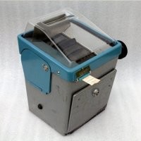 Помню кассу в автобусе. Стояла обычно на задней площадке, вторая спереди между сиденьями. Если встал с ним рядом, то всю дорогу кассиром работаешь. И только и слышно: "Передайте, передайте, копеечку не опускайте, кому сдача с 20 коп.... Доверие полное!!!!