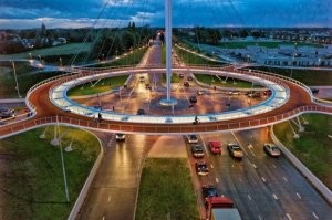 Скажем так, у велосипедиста есть шанс ничего не нарушить, но для этого он должен нести велосипед на себе. У нас сейчас велодорожки по тротуарам нарисовали, где-то даже есть полноценные вело-дорожки, но они ведут из ниоткуда в никуда. Ну не рассчитаны наши дороги на этот вид транспорта, во всяком случае в городе где я обитаю. 

Такого как на картинке точно не в этой жизни можно будет дождаться ..