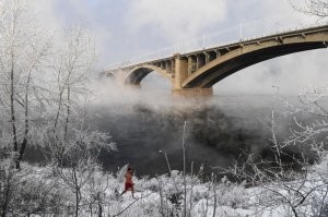А это Енисей в Красноярске. И зимой там и за -40 бывает. Гольфстрима там конечно нет, но есть Красноярская и Саяно-Шушенская ГЭС.