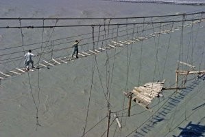 Увы. Забыли про мост, который, пожалуй, можно поставить на первое место, если говорить об уровне опасности.
Это мост на реке Хунза (Пакистан)
