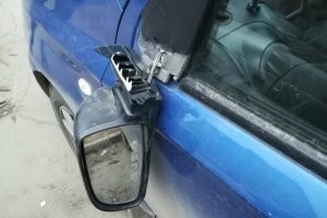 Развелось нынче неадекватов на дорогах: водитель бросил свой кроссовер посреди дороги