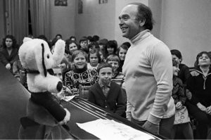 Владимир Шаинский в гостях у воспитанников детской хоровой школы "Восход". 20 мая 1981 года.
Участницы конкурса Мисс Вселенная Эвия Сталбовская и Carole Gist от США позируют в Калифорнийском Диснейленде, 1990 год.
Советские девушки на пляже. Культурно отдыхают с вермутом. СССР, 1970-е