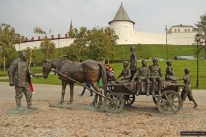недалече от кремля.сходите,посмотрите  памятник ЧЕЛОВЕКУ.