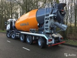 Сосед друзей, на частной территории лобал отдельно стоящий бассейн....Большой! Загнали на участок, вот такой миксер и хотели приступать к заливке....Вместе с частью грунта, где то 5х5 метров, миксер завалился в котлован! В процессе извлечения техники и устранения последствий, мудохались месяц!