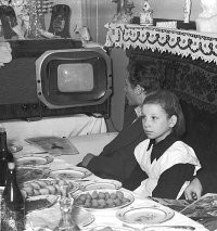 Вот особенно по этой фотографии, ощущаются условия дефицита, недостаток продуктов, лишения и нужда....Итак в кадр попали: рыба красная(соленая), рыба белая(скорее всего осетрина или севрюга), икра паюсная, колбаска, три вида спиртного, мельхиоровые приборы, фарфоровая посуда и телевизор(для конца 50-х-начала 60-х сродни самолету)! Это только 1/6 общего ракурса! Во житуха была!? Врагу не пожелаешь!