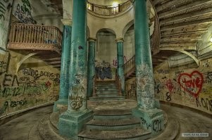 Да и само здание выполнено в виде перевернутой пентаграммы-пятиугольника с пятиконечной звездой

Источник:  © Fishki.net
Нет там ни каких пентаграмм. Слишком много мистики нагнали. А парадняк знаменит двумя вещами-необычностью архитектуры и тем, что в 90е тут собирались неформалы.