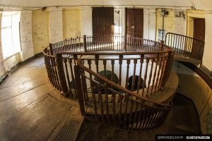 Да и само здание выполнено в виде перевернутой пентаграммы-пятиугольника с пятиконечной звездой

Источник:  © Fishki.net
Нет там ни каких пентаграмм. Слишком много мистики нагнали. А парадняк знаменит двумя вещами-необычностью архитектуры и тем, что в 90е тут собирались неформалы.