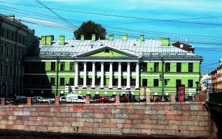 Да и само здание выполнено в виде перевернутой пентаграммы-пятиугольника с пятиконечной звездой

Источник:  © Fishki.net
Нет там ни каких пентаграмм. Слишком много мистики нагнали. А парадняк знаменит двумя вещами-необычностью архитектуры и тем, что в 90е тут собирались неформалы.