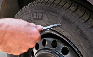 Развелось нынче неадекватов на дорогах: водитель бросил свой кроссовер посреди дороги