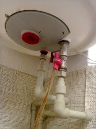 Никакого тройника нафиг не нужно. Только лишние соединения + кран для слива. Для слива достаточно просто открутить клапан, заодно и его проверить-прочистить – частенько он засран донельзя или из-за попавшего мусора пропускает в обе стороны. И кран именно ПЕРЕД клапаном. Самый оптимальный вариант: