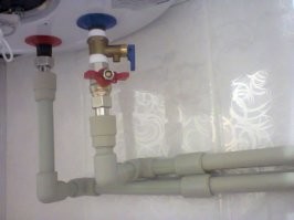 Никакого тройника нафиг не нужно. Только лишние соединения + кран для слива. Для слива достаточно просто открутить клапан, заодно и его проверить-прочистить – частенько он засран донельзя или из-за попавшего мусора пропускает в обе стороны. И кран именно ПЕРЕД клапаном. Самый оптимальный вариант: