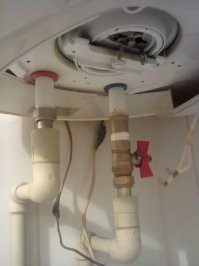 Никакого тройника нафиг не нужно. Только лишние соединения + кран для слива. Для слива достаточно просто открутить клапан, заодно и его проверить-прочистить – частенько он засран донельзя или из-за попавшего мусора пропускает в обе стороны. И кран именно ПЕРЕД клапаном. Самый оптимальный вариант: