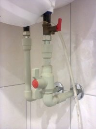 Никакого тройника нафиг не нужно. Только лишние соединения + кран для слива. Для слива достаточно просто открутить клапан, заодно и его проверить-прочистить – частенько он засран донельзя или из-за попавшего мусора пропускает в обе стороны. И кран именно ПЕРЕД клапаном. Самый оптимальный вариант: