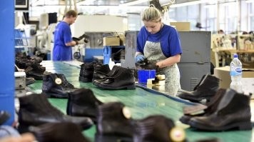 Вот,что получается,когда ps4 собирают роботы!