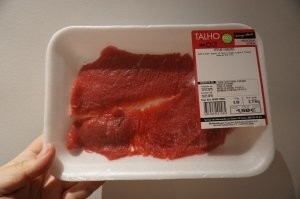 Какой-то день нищеброда в магазине. Все ценники - желтые с уценкой в 30-40%. А учитывая, что 170г говядины автор мог себе последний раз позволить 2 года назад (подвела пропагандона дата на упаковке) - вообще тоскливо в Европе дела обстоят.