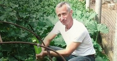 Это кот этого мужика, примеряется