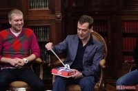 Самые пугающие клоуны реальности:




... и прочие куски говна.