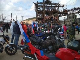 Знакомый трактор,  у горы Гасфорт в Севастополе, на месте Байк-Шоу.