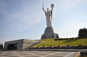 Иван Петров, это ещё вопрос кто гуглить не умеет. Эта скульптура - "Родина-мать"))
А тот что на мамаевом кургане, вообще точно называется "Родина-мать зовёт".